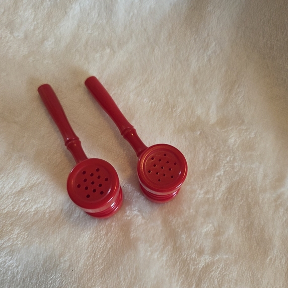 Old Gavel Mallet Shaped Vintage 1x2x4 Red Plastic Salt Pepper Shakers - Picture 2 of 7